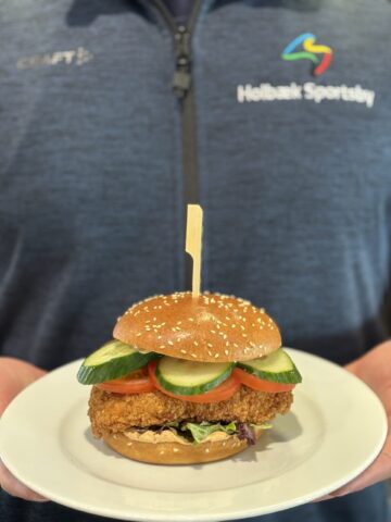 Crispy Kyllingeburger serveret